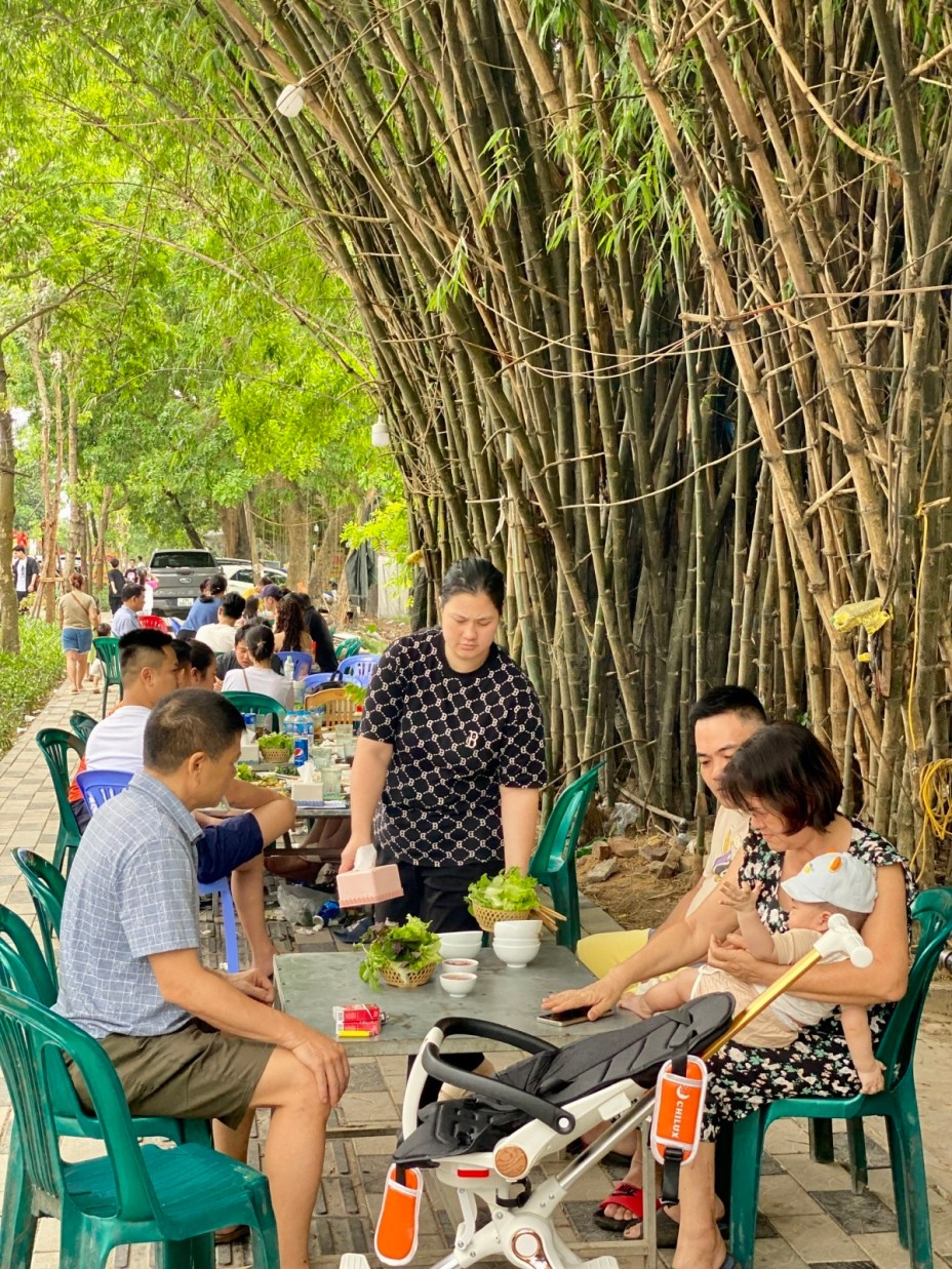 Quán nướng cạnh rặng tre hút khách ở ngoại ô Hà Nội