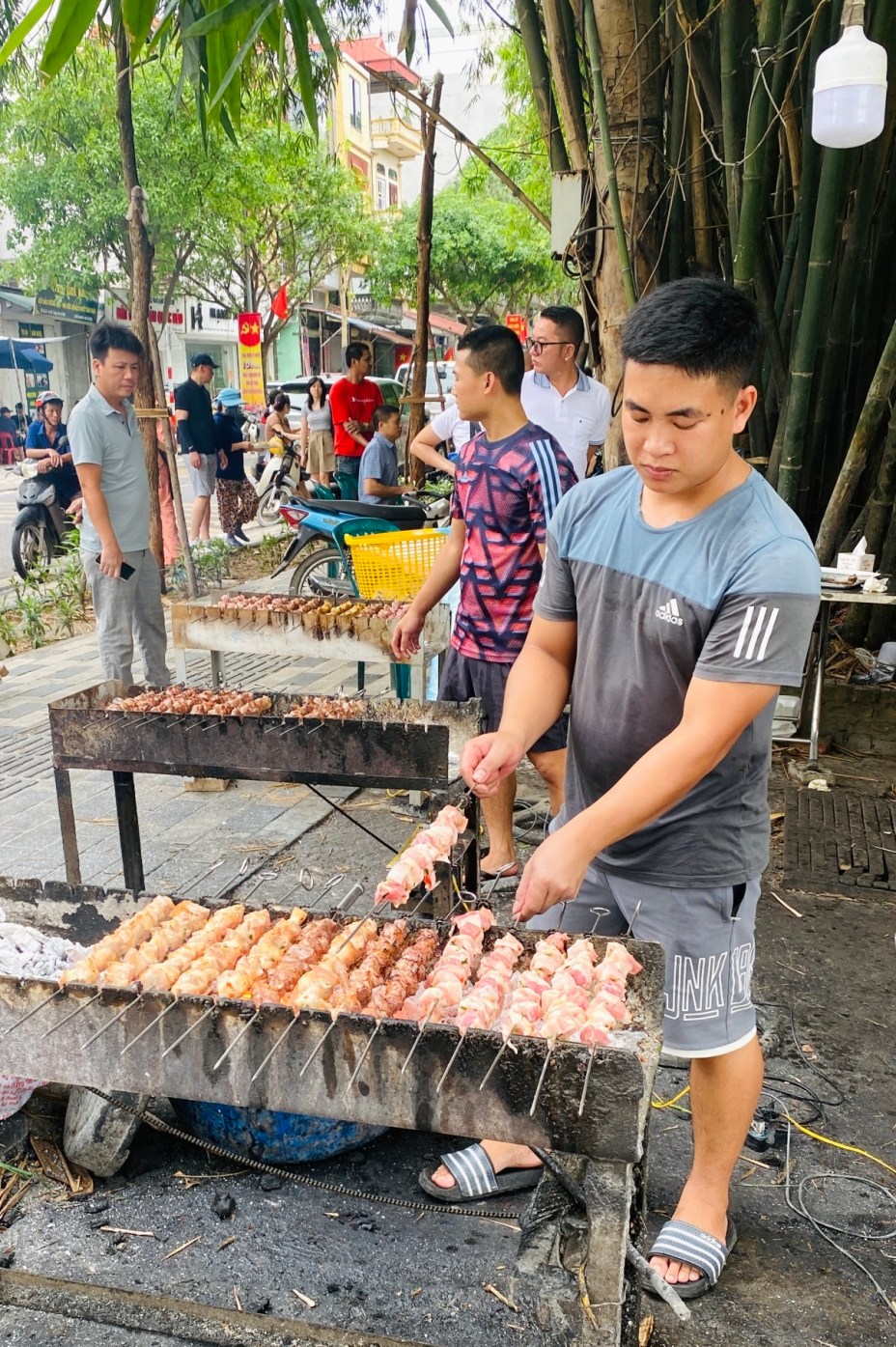 Quán nướng cạnh rặng tre hút khách ở ngoại ô Hà Nội