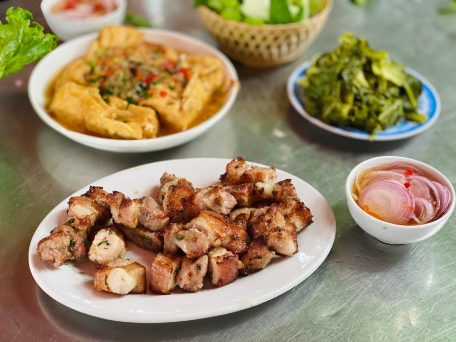 Quán nướng cạnh rặng tre hút khách ở ngoại ô Hà Nội