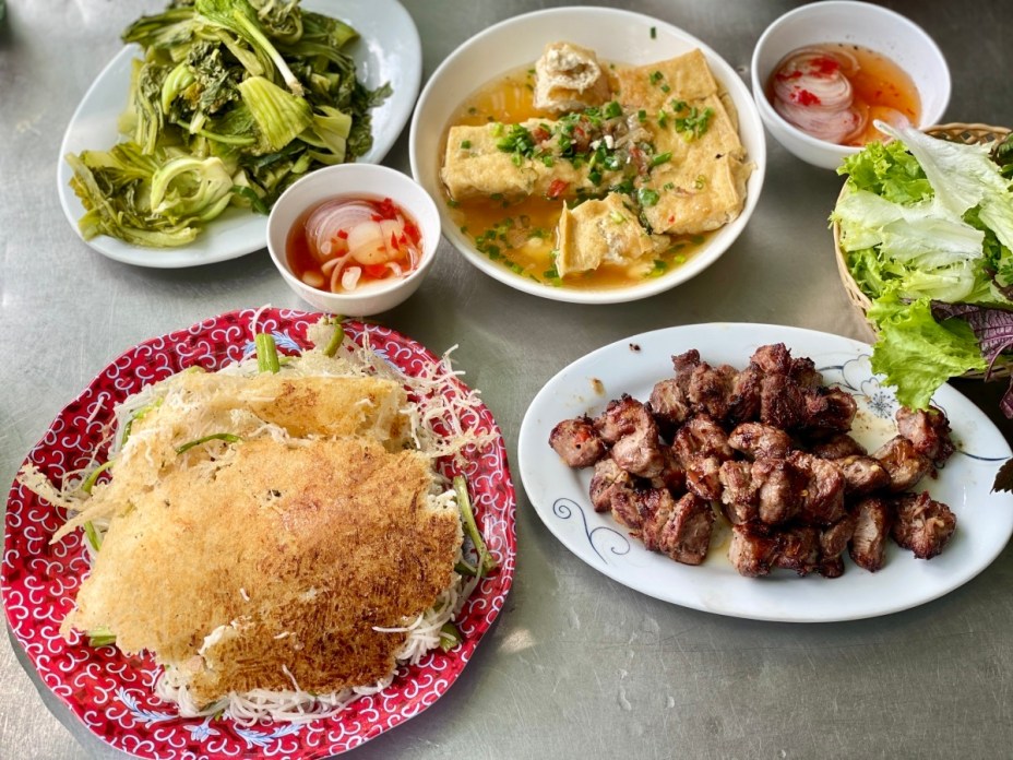 Quán nướng cạnh rặng tre hút khách ở ngoại ô Hà Nội