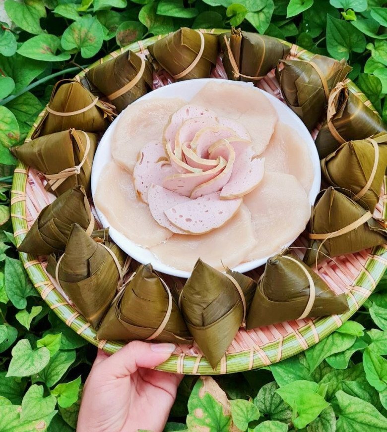 Chị em chia sẻ mâm cỗ cúng Tết Đoan Ngọ ngập tràn hoa trái theo mùa, nhìn là mê mẩn