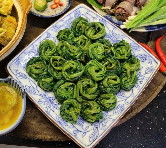 Chị em thi nhau bày rau muống luộc kiểu độc đáo đẹp mắt, lúc gắp cực dễ không sót một ngọn nào! Chị em thi nhau bày rau muống luộc kiểu độc đáo đẹp mắt, lúc gắp cực dễ không sót một ngọn nào!