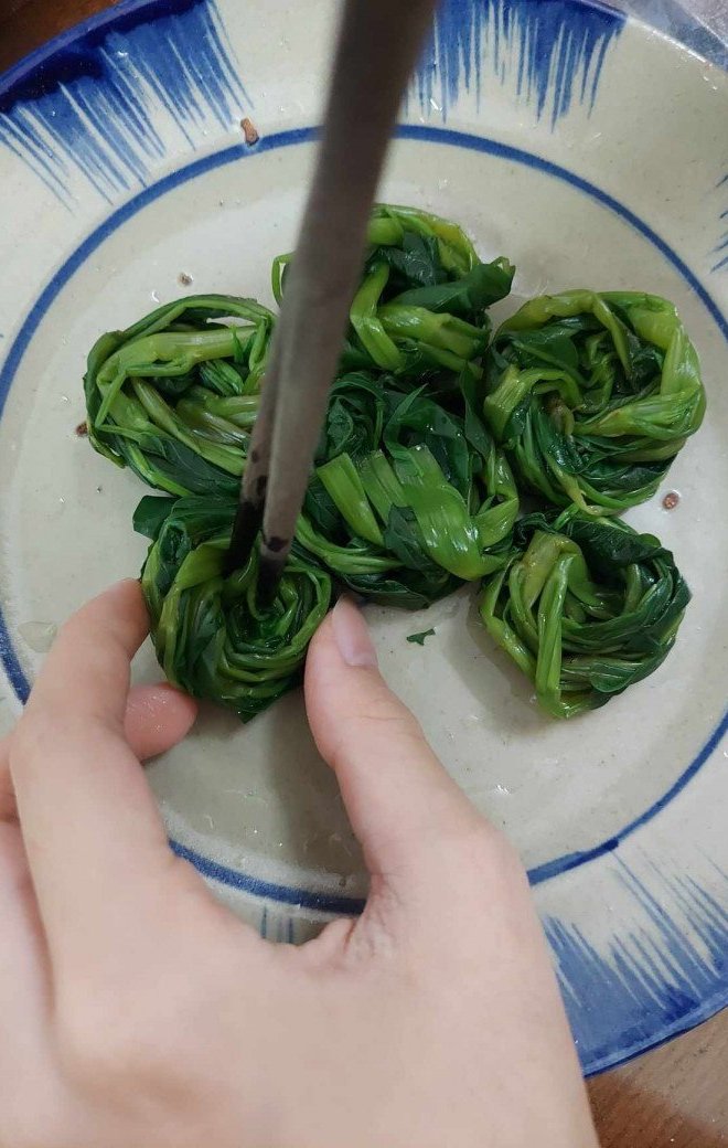 Chị em thi nhau bày rau muống luộc kiểu độc đáo đẹp mắt, lúc gắp cực dễ không sót một ngọn nào! Chị em thi nhau bày rau muống luộc kiểu độc đáo đẹp mắt, lúc gắp cực dễ không sót một ngọn nào!