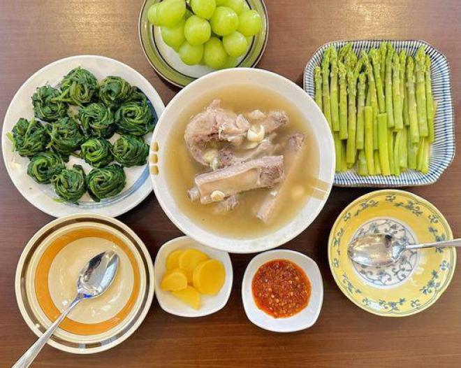 Chị em thi nhau bày rau muống luộc kiểu độc đáo đẹp mắt, lúc gắp cực dễ không sót một ngọn nào! Chị em thi nhau bày rau muống luộc kiểu độc đáo đẹp mắt, lúc gắp cực dễ không sót một ngọn nào!