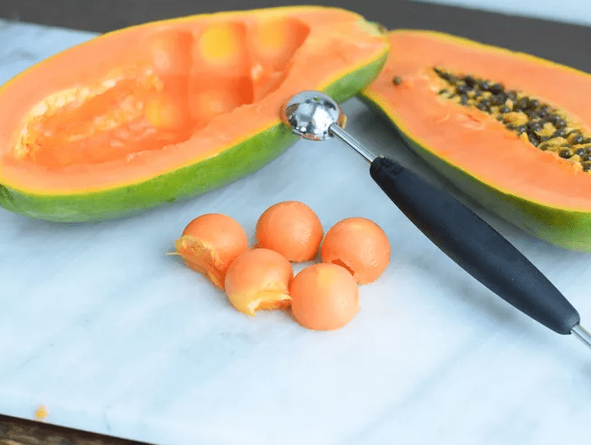 3 cách cắt đu đủ đơn giản nhưng bày lên đĩa cực đẹp, cho thêm vài giọt này miếng nào cũng thơm nức tăng độ ngon