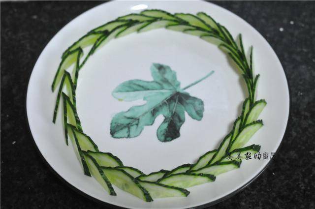 Khi làm các món trộn, gỏi, salad, nhớ trang trí với dưa leo theo cách này để món ăn thêm sang xịn