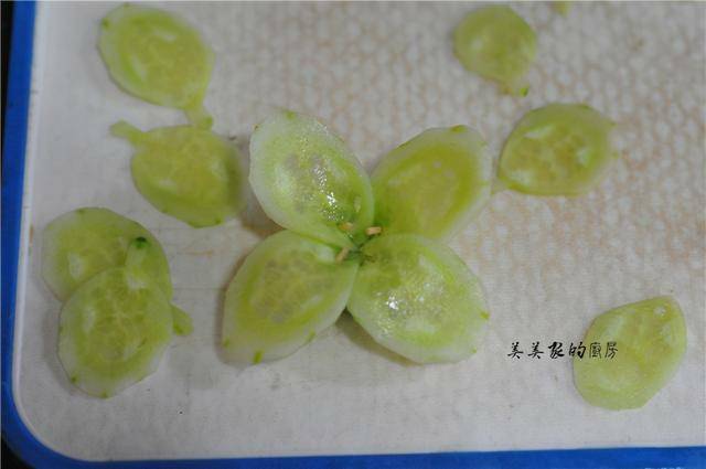 Khi làm các món trộn, gỏi, salad, nhớ trang trí với dưa leo theo cách này để món ăn thêm sang xịn