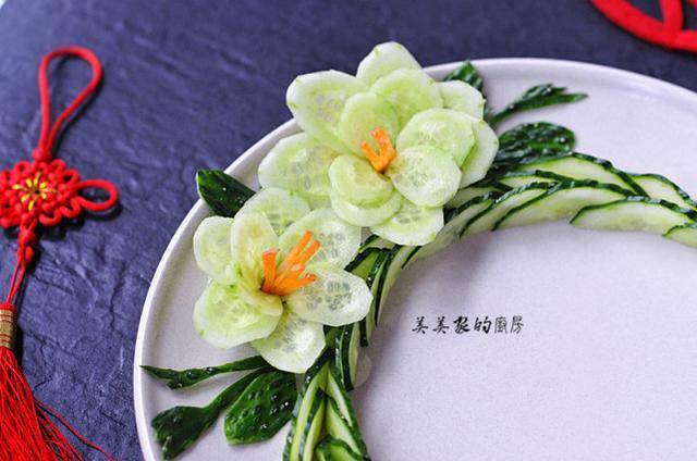 Khi làm các món trộn, gỏi, salad, nhớ trang trí với dưa leo theo cách này để món ăn thêm sang xịn