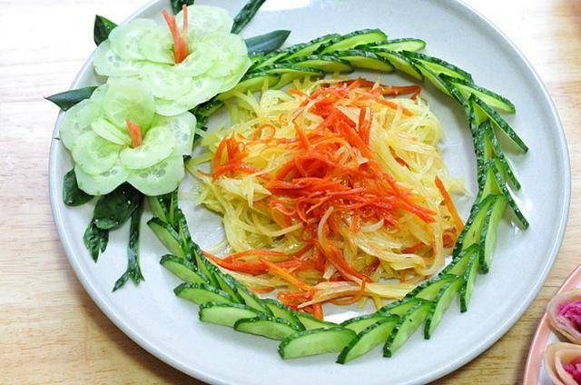 Khi làm các món trộn, gỏi, salad, nhớ trang trí với dưa leo theo cách này để món ăn thêm sang xịn