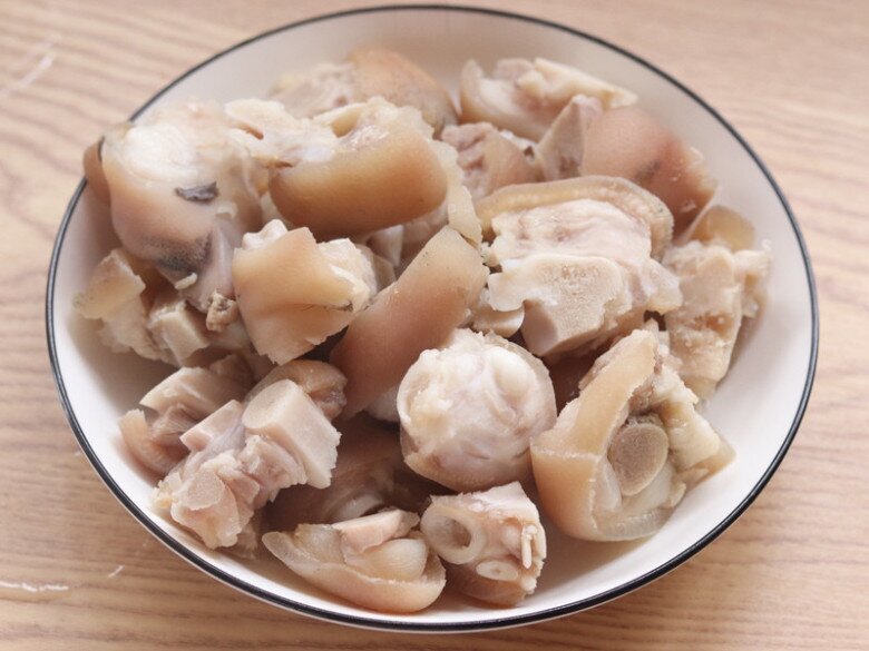 Phần này của lợn cực giàu collagen, đem kho với bia được món ăn vừa ngon lại đậm đà, thơm nức