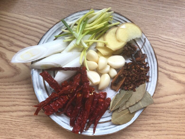 Phần này của lợn cực giàu collagen, đem kho với bia được món ăn vừa ngon lại đậm đà, thơm nức