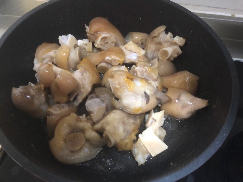 Phần này của lợn cực giàu collagen, đem kho với bia được món ăn vừa ngon lại đậm đà, thơm nức