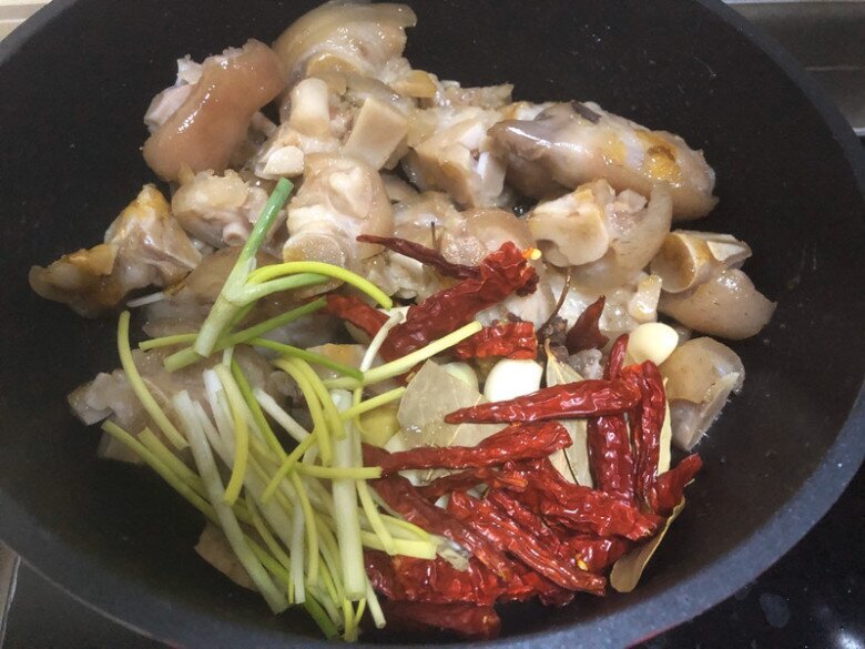 Phần này của lợn cực giàu collagen, đem kho với bia được món ăn vừa ngon lại đậm đà, thơm nức