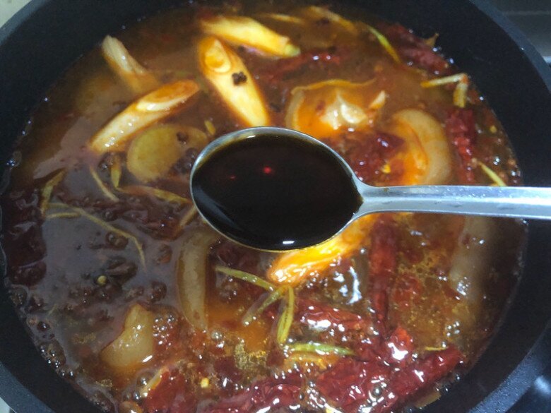 Phần này của lợn cực giàu collagen, đem kho với bia được món ăn vừa ngon lại đậm đà, thơm nức