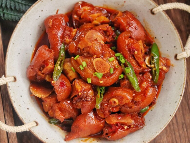 Phần này của lợn cực giàu collagen, đem kho với bia được món ăn vừa ngon lại đậm đà, thơm nức