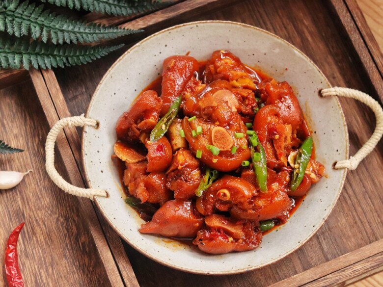 Phần này của lợn cực giàu collagen, đem kho với bia được món ăn vừa ngon lại đậm đà, thơm nức