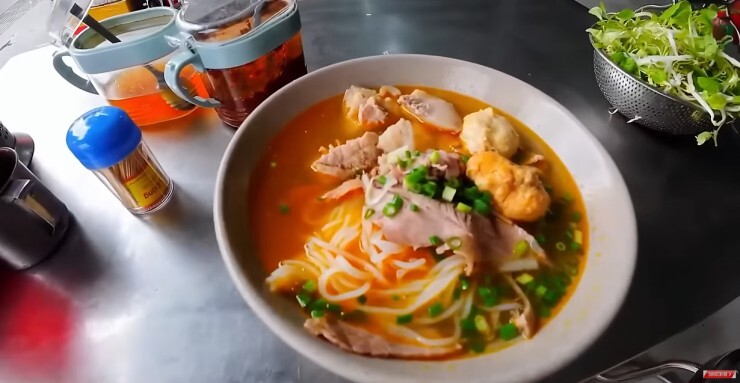 Khách Tây đạp xe từ Quảng Bình đến Huế, thử đặc sản trứ danh, khen ngon hơn phở