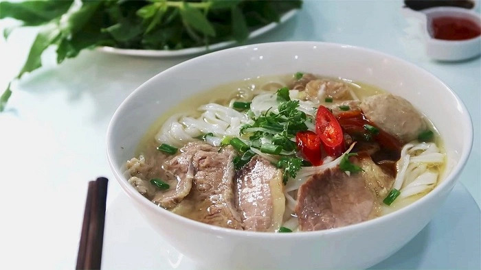 Tự nấu phở bò thơm ngon 'chuẩn như vị nhà hàng' theo 3 cách, cả nhà tấm tắc khen Tự nấu phở bò thơm ngon 'chuẩn như vị nhà hàng' theo 3 cách, cả nhà tấm tắc khen