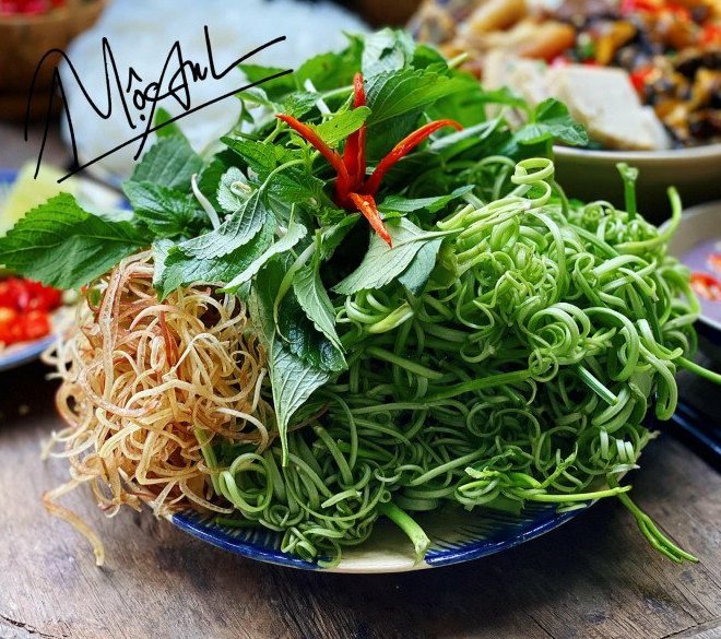 Cuối tuần học gái đảm nấu bún riêu ốc siêu đơn giản, ngập 