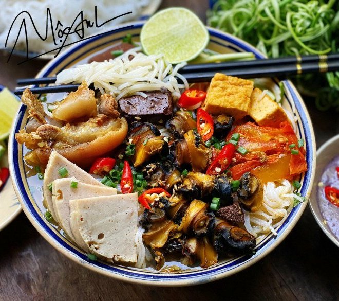 Cuối tuần học gái đảm nấu bún riêu ốc siêu đơn giản, ngập 