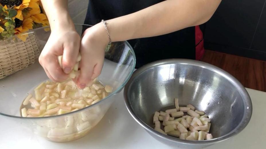Học mẹ đảm Hà thành cách nấu chè bưởi cốm dừa cho mùa Vu Lan Học mẹ đảm Hà thành cách nấu chè bưởi cốm dừa cho mùa Vu Lan