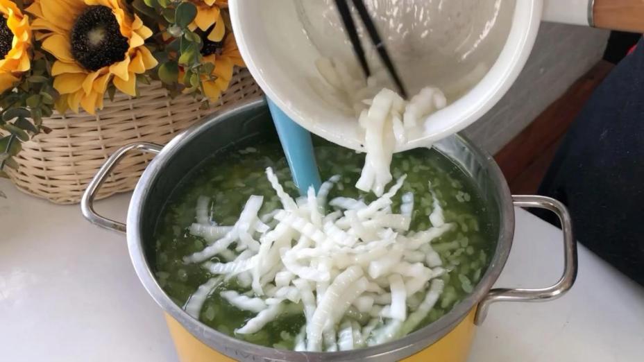 Học mẹ đảm Hà thành cách nấu chè bưởi cốm dừa cho mùa Vu Lan Học mẹ đảm Hà thành cách nấu chè bưởi cốm dừa cho mùa Vu Lan