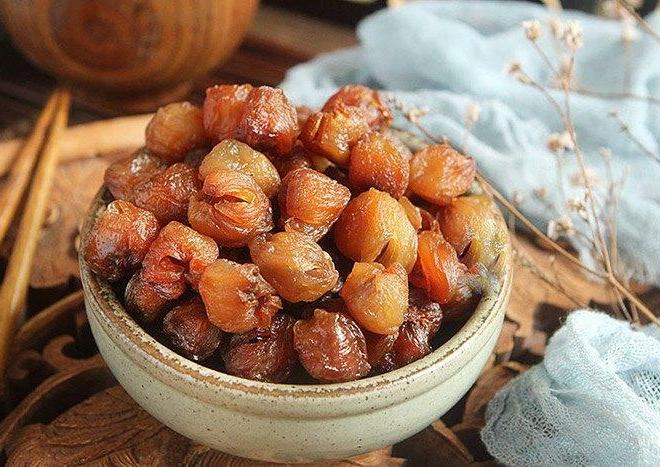 Không phải tốn tiền, ngay tại nhà chị em cũng làm được long nhãn dẻo ngọt, ngon bổ