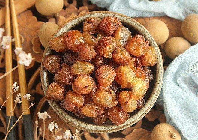 Không phải tốn tiền, ngay tại nhà chị em cũng làm được long nhãn dẻo ngọt, ngon bổ