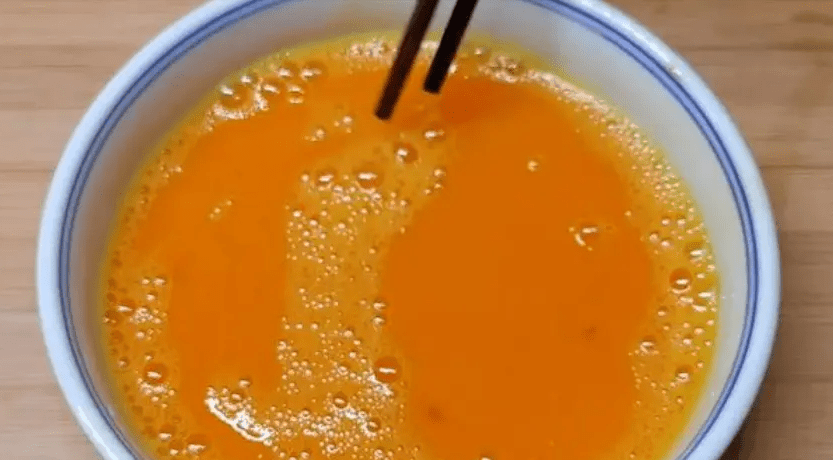 Khi làm trứng hấp đừng chỉ cho nước mà hãy thêm “muỗng này” vào sẽ mịn, mềm và không tanh