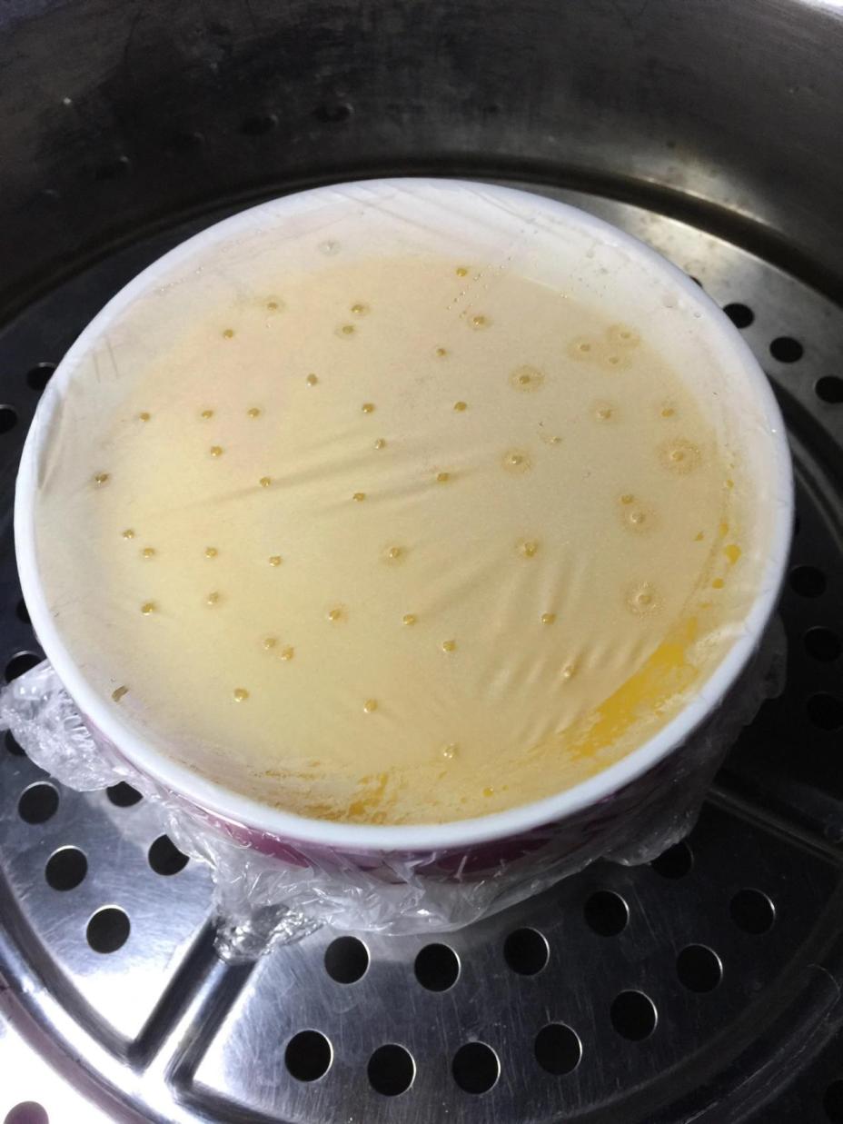 Khi làm trứng hấp đừng chỉ cho nước mà hãy thêm “muỗng này” vào sẽ mịn, mềm và không tanh