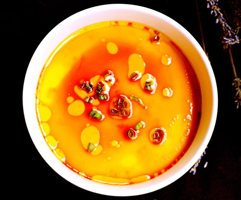 Khi làm trứng hấp đừng chỉ cho nước mà hãy thêm “muỗng này” vào sẽ mịn, mềm và không tanh