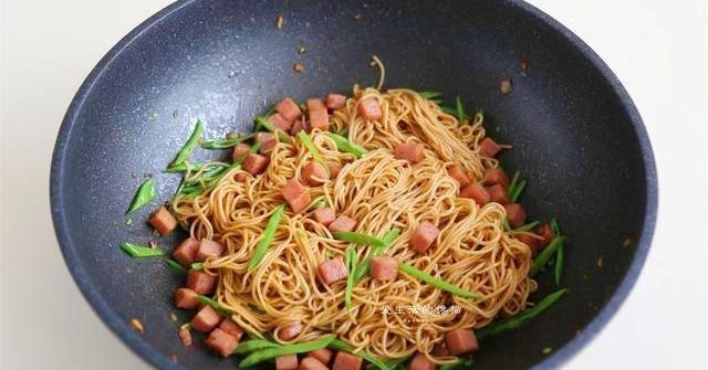 Khi xào mì, đừng trực tiếp cho vào chảo, thêm 2 bước nữa đảm bảo mì không dính vào nhau Khi xào mì, đừng trực tiếp cho vào chảo, thêm 2 bước nữa đảm bảo mì không dính vào nhau
