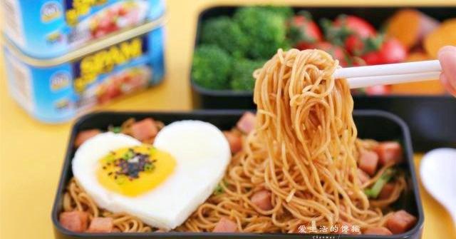 Khi xào mì, đừng trực tiếp cho vào chảo, thêm 2 bước nữa đảm bảo mì không dính vào nhau Khi xào mì, đừng trực tiếp cho vào chảo, thêm 2 bước nữa đảm bảo mì không dính vào nhau