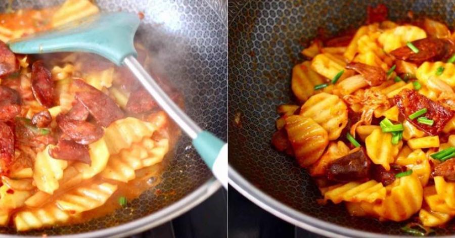 Thấy tôi xào khoai tây với kim chi, cả nhà phản đối nhưng lúc ăn lại tấm tắc khen ngon! Thấy tôi xào khoai tây với kim chi, cả nhà phản đối nhưng lúc ăn lại tấm tắc khen ngon!