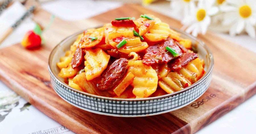 Thấy tôi xào khoai tây với kim chi, cả nhà phản đối nhưng lúc ăn lại tấm tắc khen ngon! Thấy tôi xào khoai tây với kim chi, cả nhà phản đối nhưng lúc ăn lại tấm tắc khen ngon!
