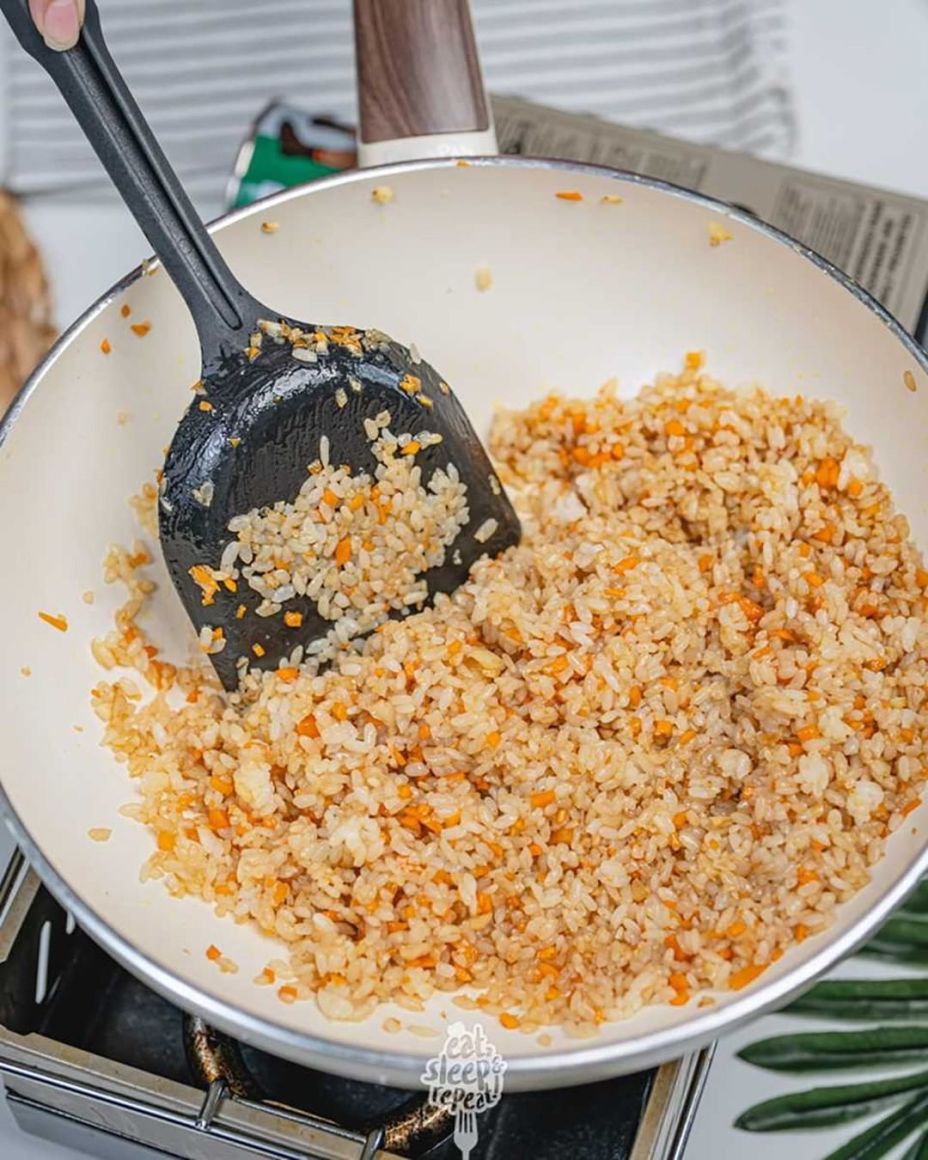 Cơm chiên bơ tỏi xì dầu thơm lừng