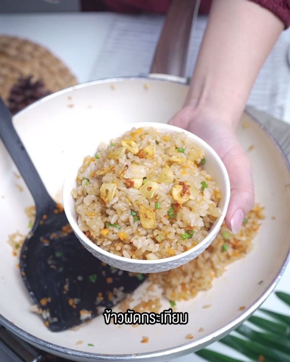 Cơm chiên bơ tỏi xì dầu thơm lừng