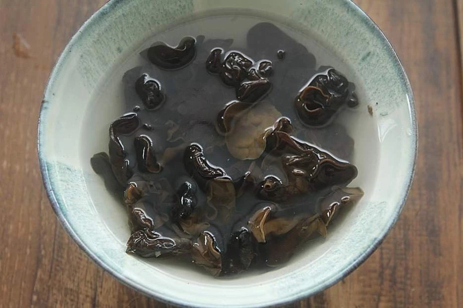 Món rau cần tây xào củ hoa huệ và mộc nhĩ giúp giảm cân, loại bỏ tàn nhang, thanh lọc cơ thể