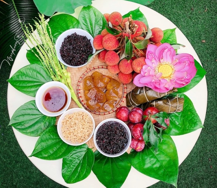 Chiêm ngưỡng loạt ảnh mâm cúng Tết Đoan Ngọ đẹp hút hồn của các mẹ đảm, nhìn mà không nỡ ăn