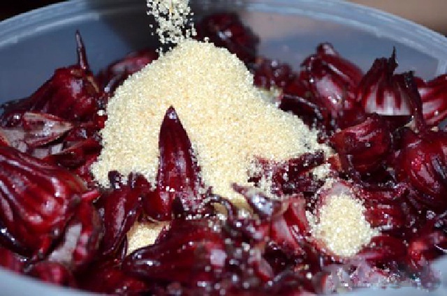 Mứt hoa atiso đỏ