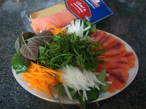 Phở cuốn cá hồi