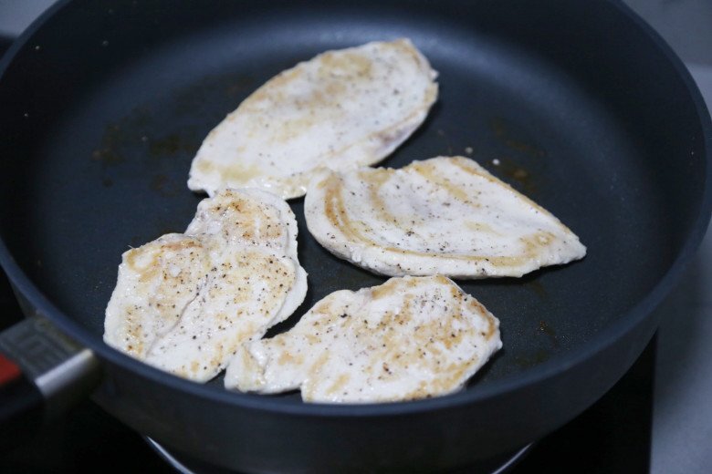 Ức gà nấu kiểu này vừa mềm ngon không dai khô, ăn nhiều chẳng lo béo, nhìn đẹp như ngoài hàng Ức gà nấu kiểu này vừa mềm ngon không dai khô, ăn nhiều chẳng lo béo, nhìn đẹp như ngoài hàng