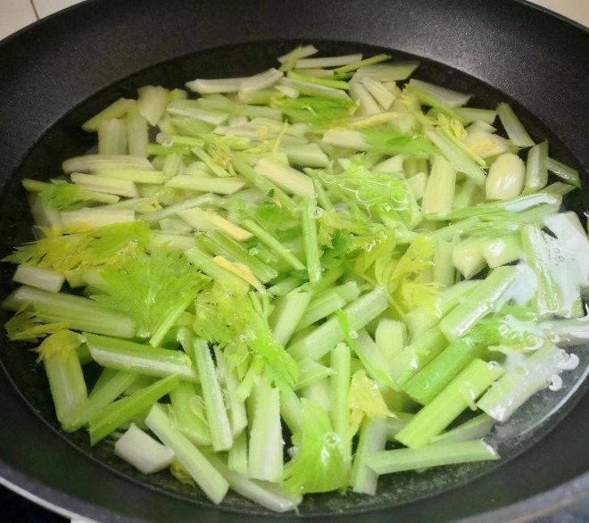 Loại rau hay xào với thịt bò siêu giàu vitamin K, đem nấu cùng 2 thứ lại ngon hơn thịt