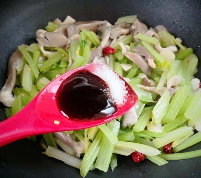 Loại rau hay xào với thịt bò siêu giàu vitamin K, đem nấu cùng 2 thứ lại ngon hơn thịt