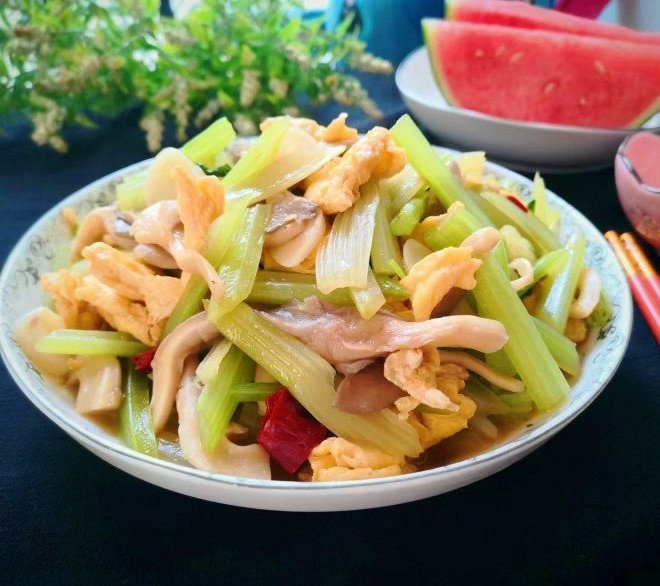 Loại rau hay xào với thịt bò siêu giàu vitamin K, đem nấu cùng 2 thứ lại ngon hơn thịt