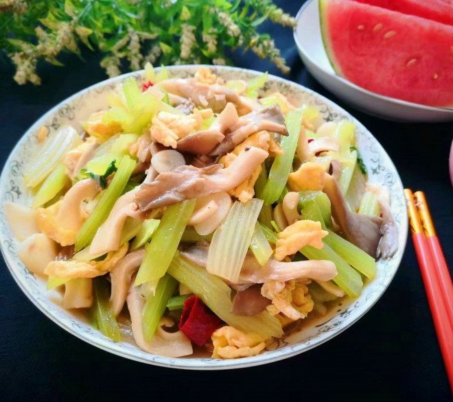 Loại rau hay xào với thịt bò siêu giàu vitamin K, đem nấu cùng 2 thứ lại ngon hơn thịt