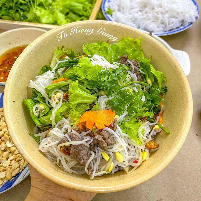 Cả nhà chán cơm, mẹ đảm làm ngay bún bò Nam Bộ ngon mát, ai cũng thích mê