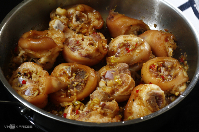 Giò lợn kho sả ớt kiểu Nam Bộ