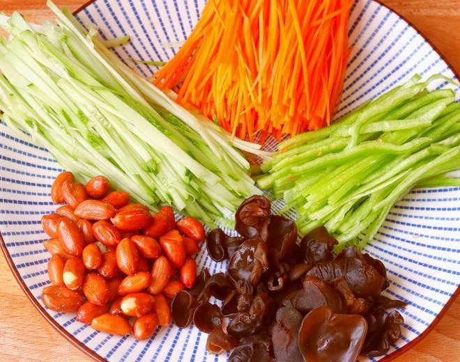 Tận dụng gà thừa sau Rằm đem làm nộm vừa ngon lại lạ miệng