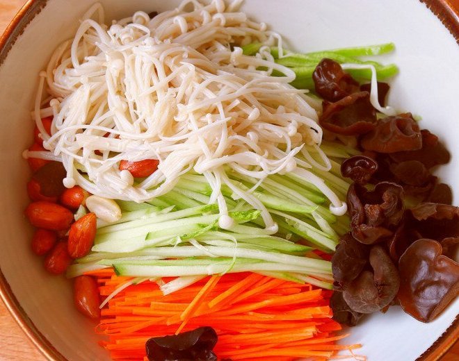 Tận dụng gà thừa sau Rằm đem làm nộm vừa ngon lại lạ miệng